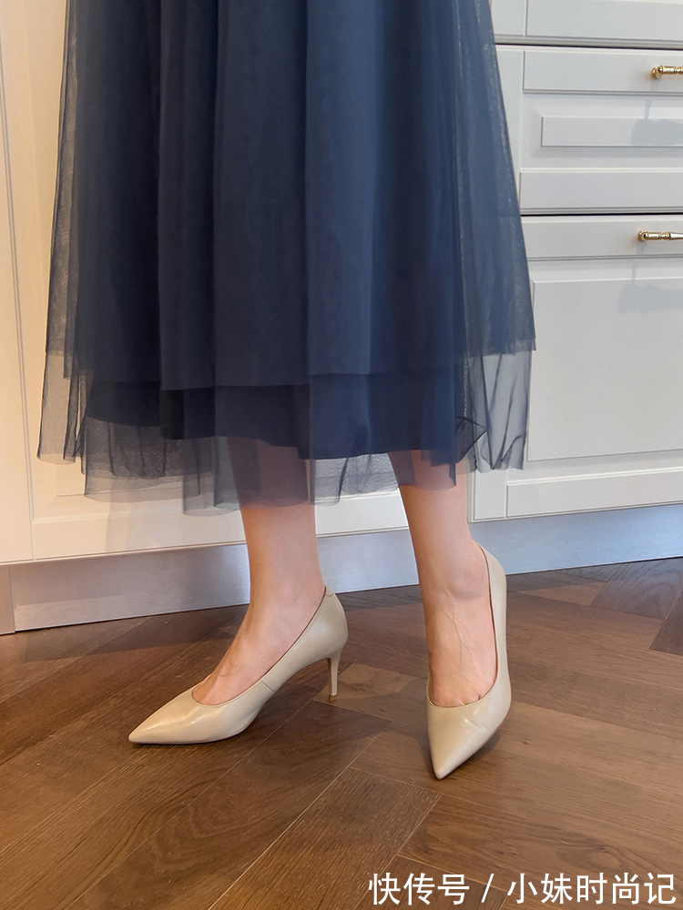 牛仔裤|38岁女性怎么穿风衣才洋气?搭配上蓝色衬衫和牛仔裤,高级又减龄