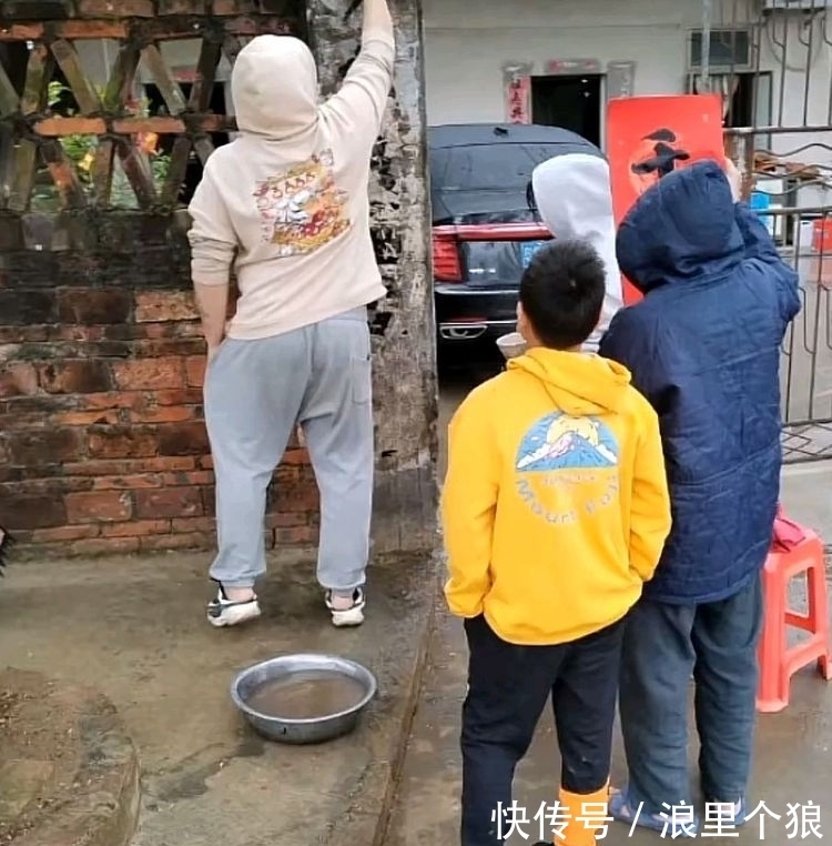 全红婵|庆祝新春佳节!全红婵全家老少共同贴春联,爷爷指挥大哥亲自张贴
