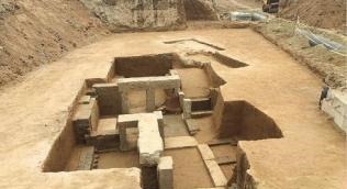 王家$意想不到的盗墓贼, 王墓上建房居住, 用二十年打穿, 专家来了!