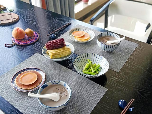 老两口的“轻食”早餐,简单又美好,网友有仪式感的生活