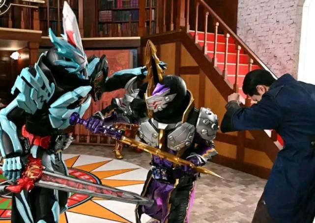 假面骑士圣刃：流苏疑似游吟诗人，带着禁书下篇跑路，贤人的灵魂也被复活