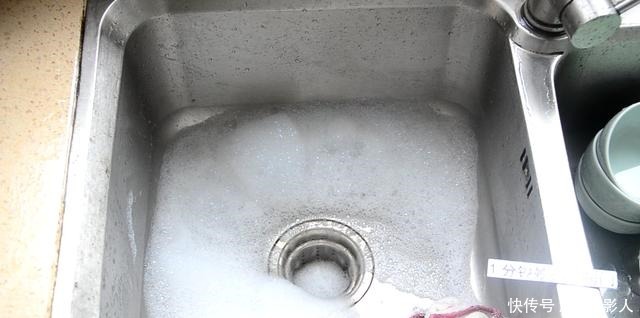 厨房下水道倒一碗水,实用,下水道不脏不堵也不臭,早知早受益!
