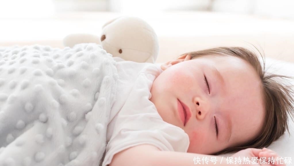 婴儿|“长颈鹿”宝宝火了,从小拥有天鹅颈,网友:赢在起跑线