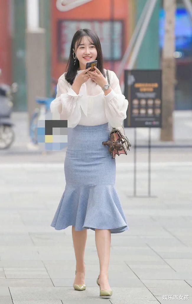 时尚街拍:笑容甜美的小姐姐,多了几分灵动活泼