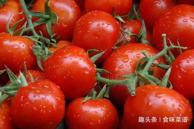 买西红柿要挑“母”的，从顶部一眼就辨出，沙甜多汁，小技巧管用