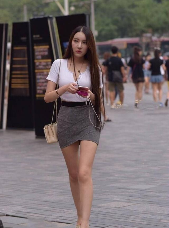 针织开衫 文艺清新的包臀裙装扮低调不失高贵,玲珑身材尽情展露,清爽甜美