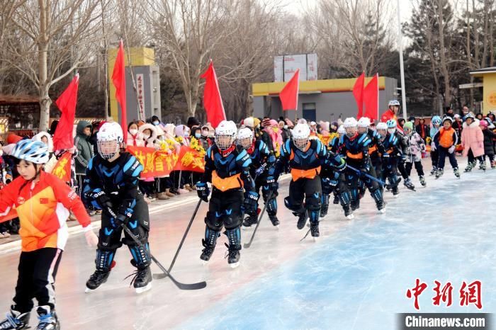 世界大学|沈阳一小学欢度冰雪节 短道速滑世界冠军与孩子们共舞