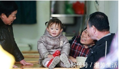 宝妈|幼儿园放学,谁来接送孩子能说明很多问题,你家是谁负责?