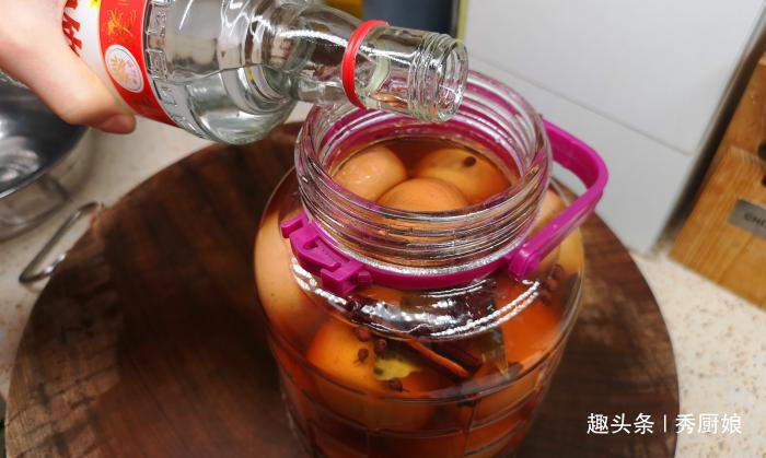 腌鸡蛋只放盐大错特错，最后一步加点它，鸡蛋不臭，个个起沙流油