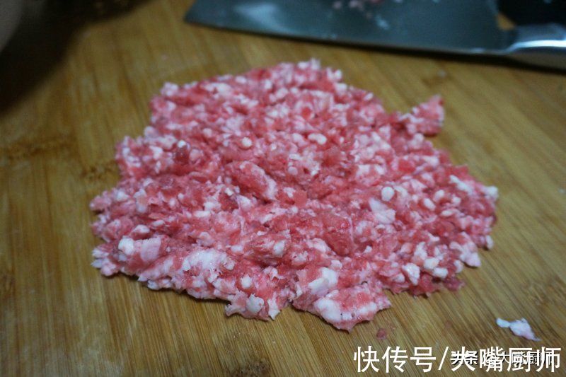 白菜馅别再杀水了，饭店厨师教你2个不外传的技巧，味鲜美不出水