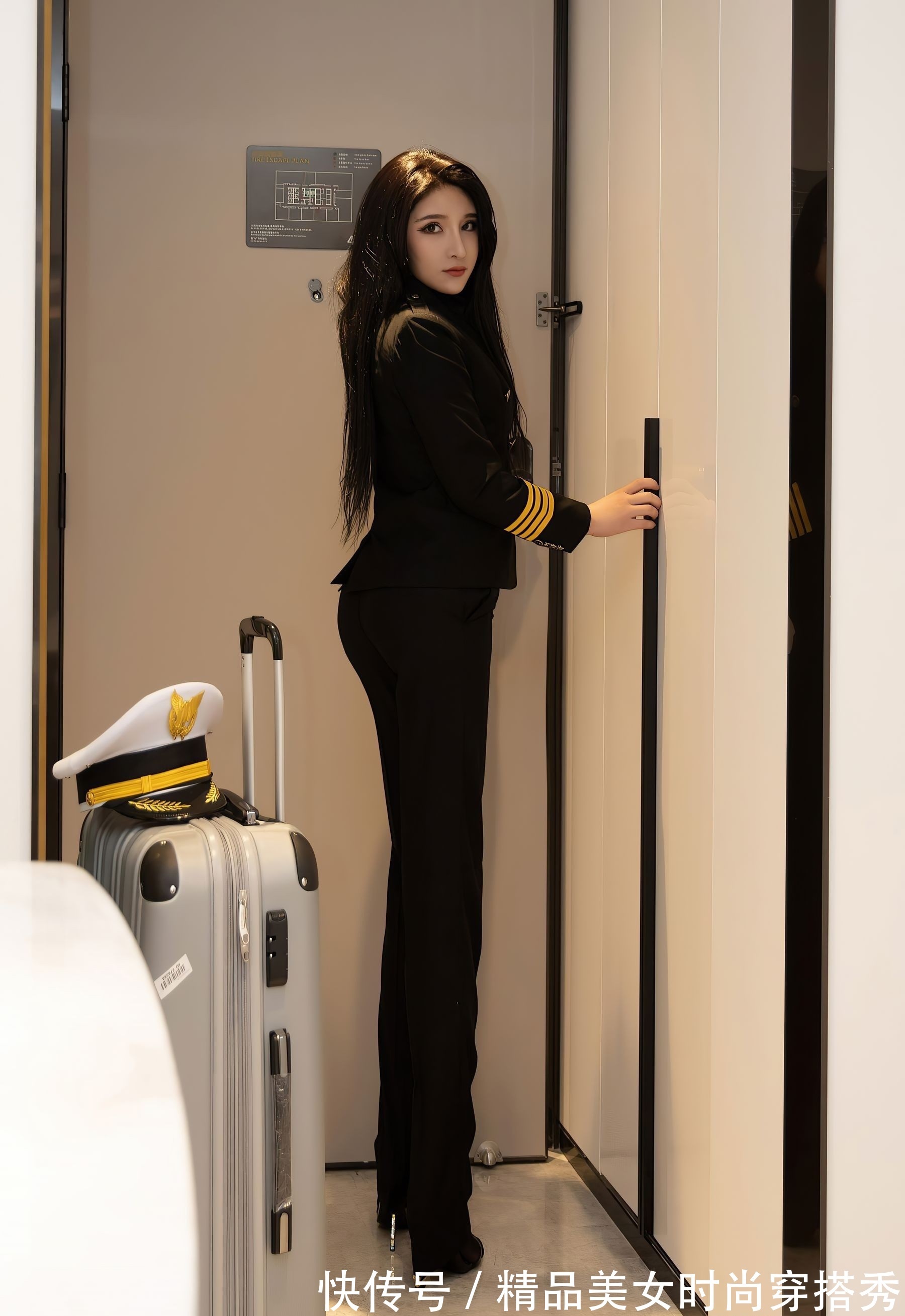 小姐姐|黑色的西装套装搭配白色的衬衫,干练又不失女人味