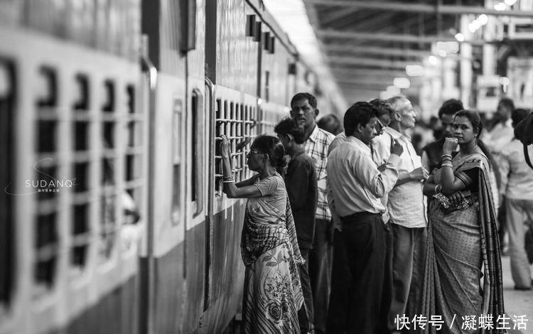 纱丽|实拍印度火车站：印度男人搭讪中国女游客，车窗口露出臭脚