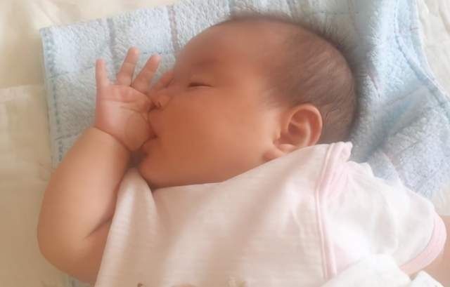 喜欢|宝宝喜欢“啃手指”，家长应不应该阻止？这几个方面需要了解