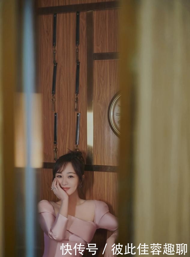 脸小|别再披头散发了!这4款“发型”才够美够撩人,总有一款适合你