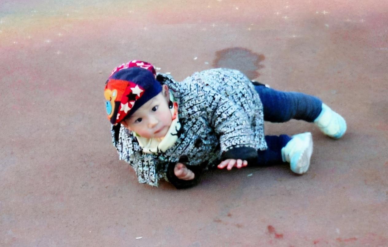 不紧不慢|宝宝“钻碗”火了,妈妈喂饭不紧不慢娃直接啃碗,网友:性子忒急