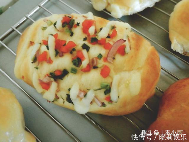 现在无需去面包店,在家轻松7步做出最好吃的葱油火腿包!