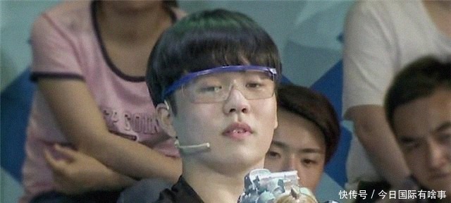 并称|与Uzi双排时,rookie似乎收到消息突然示好,并称不是代表他自己