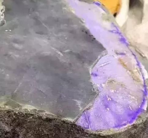 石膏|200万翡翠原石一刀切下去,帝王绿看不到,现一块块石膏