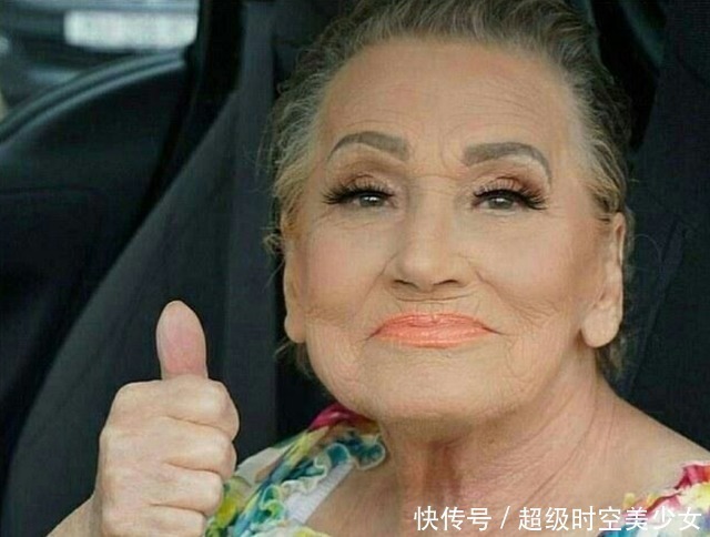 90岁老奶奶挑战化妆术,一顿猛如虎操作,网友:这是一个人?