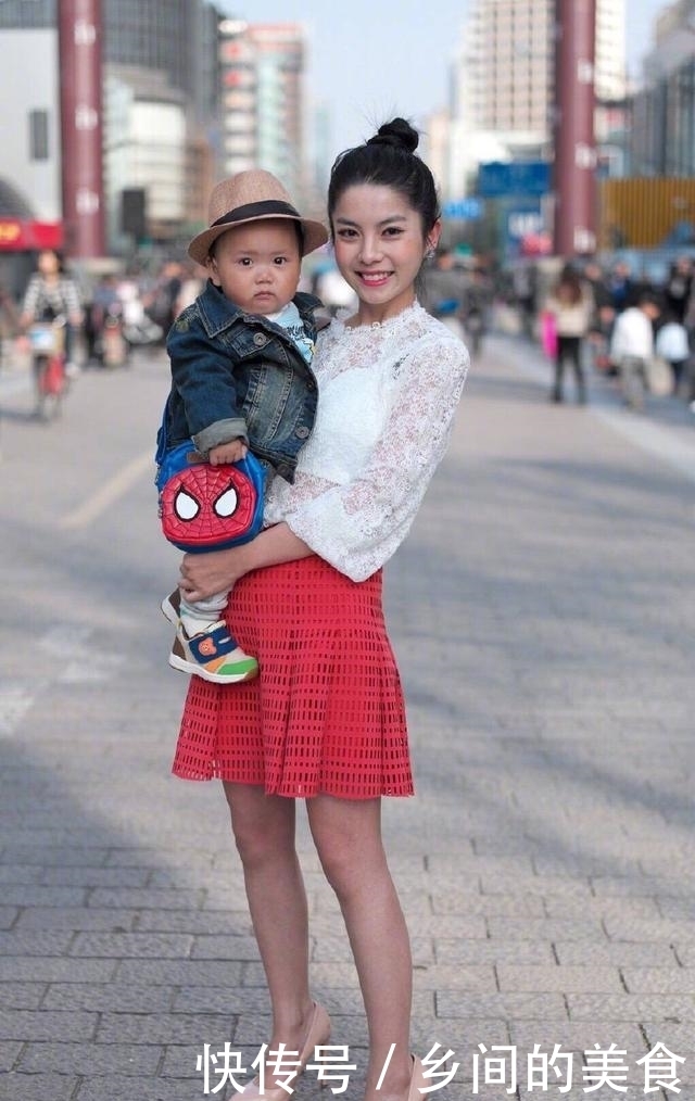 搭配|街拍:百褶短裙小姐姐,优雅中透露出小性感!