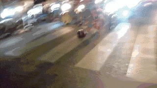 |搞笑GIF图:媳妇拍照时要注意穿着啊,别着凉了啊,哈哈哈