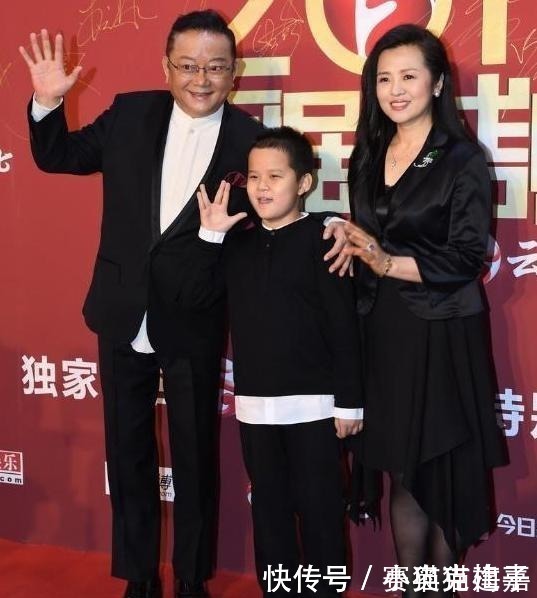 王刚带全家出席活动,第三任娇妻性感温柔,