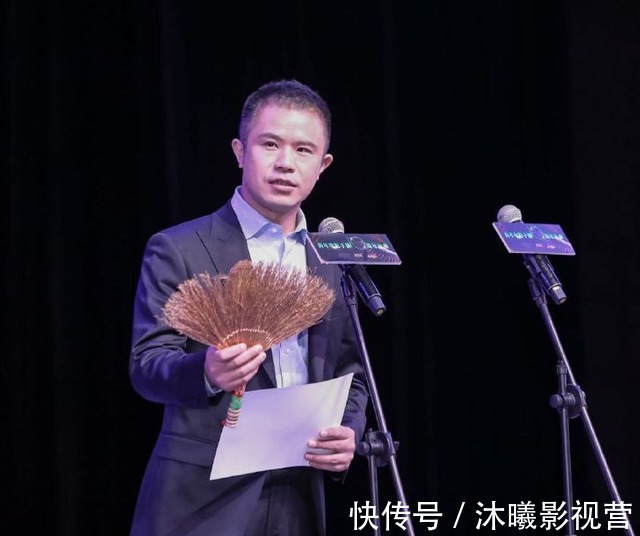 《導(dǎo)演請指教》首期剛開播，已經(jīng)感受到了節(jié)目里畢志飛的強(qiáng)烈尷尬