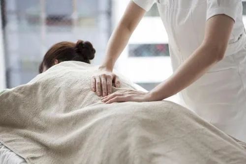 董卿连续录节目15小时，累到拼命揉腰，打工人都逃不过“腰痛定律”