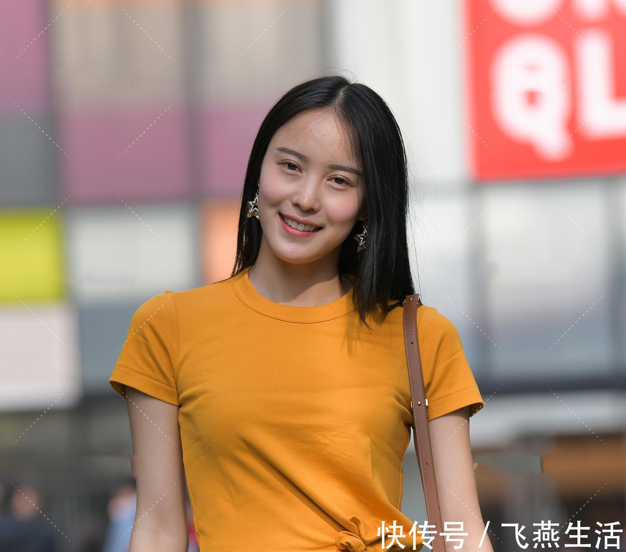 浅色|橘黄色修身短T搭配浅色牛仔裤，青春活泼，满满的校园风