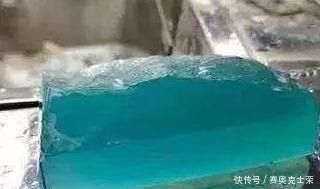 老板娘豪爽30W买下了3公斤的翡翠原石,意外开出完美蓝水翡翠