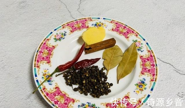 鸡爪这么做最好吃,麻辣鲜香,下酒下饭两相宜!