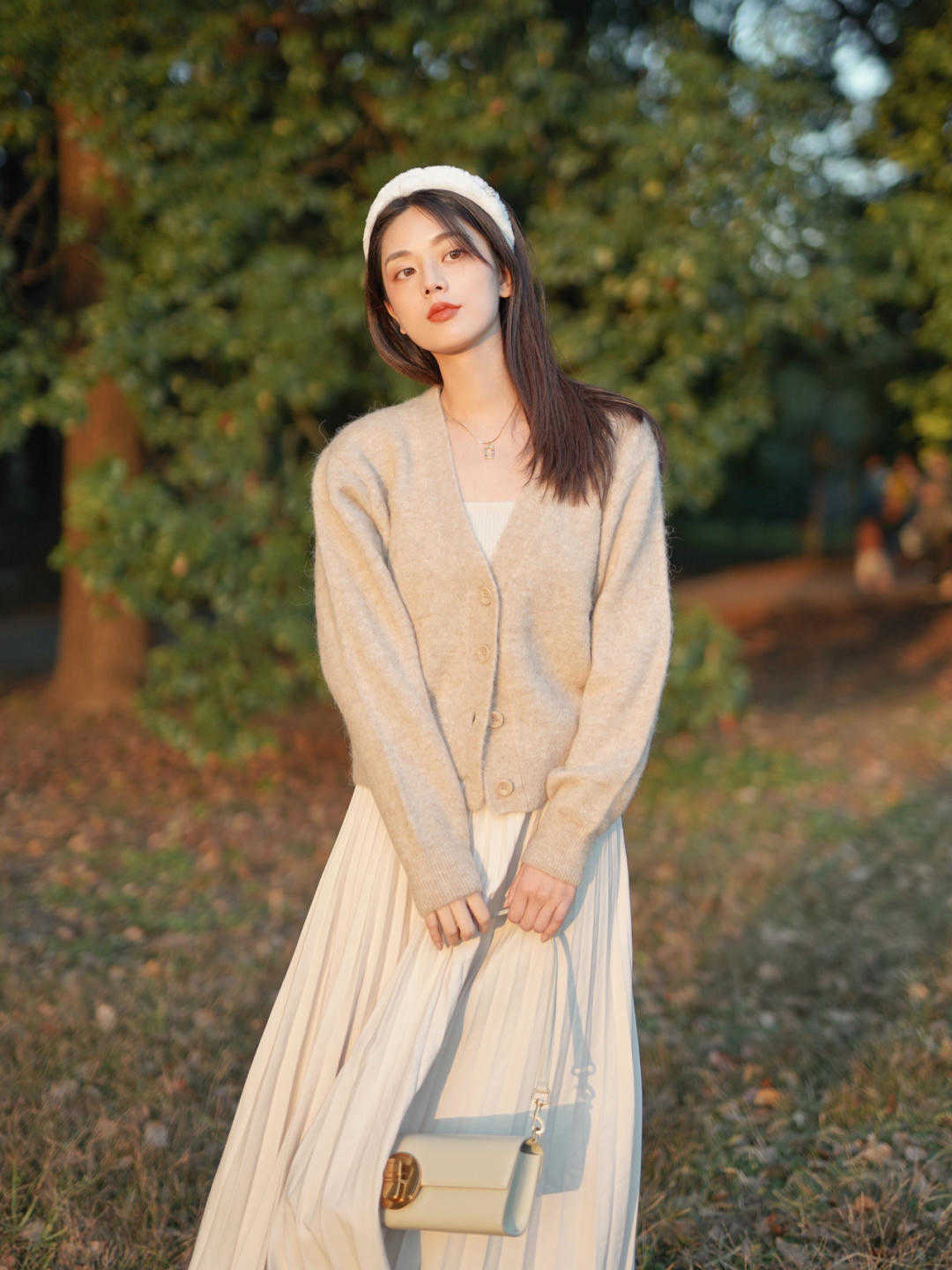 大衣|秋季不要瞎打扮,针织衫搭配百褶裙温柔优雅又保暖,美得高级