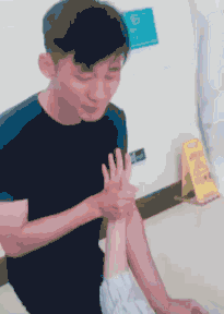 孕妇|孕妈宫口迟迟开不到十指,丈夫暖心举动被护士偷拍,网友:羡慕了