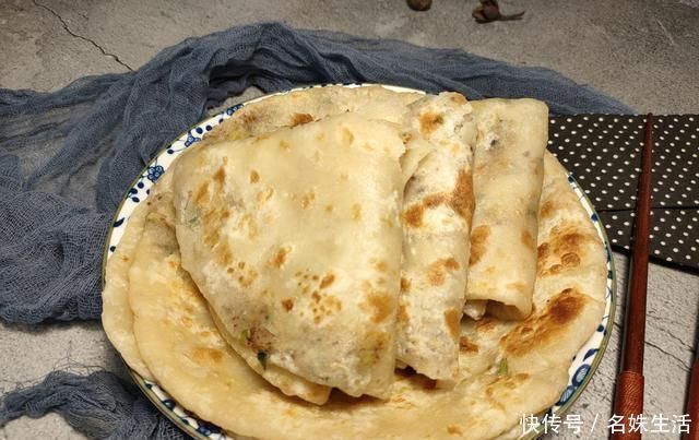奶奶用了一辈子的烙饼做法，外焦里软，凉了不硬，比饭店卖的好吃