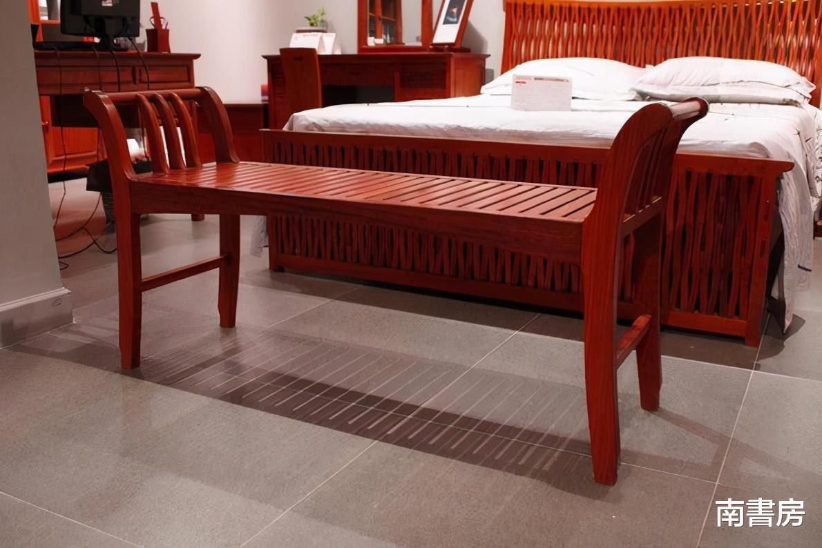 很多酒店床尾都会摆一个凳子，其实这是古人发明的，名叫“春凳”