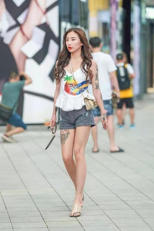 短裤装和裙装是夏季的主旋律，它穿出了夏季的清凉，优雅的美