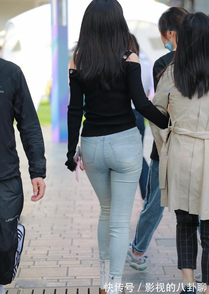 仙气十足|魅力十足的一字肩，搭配浅色修身牛仔裤，秀出好身材