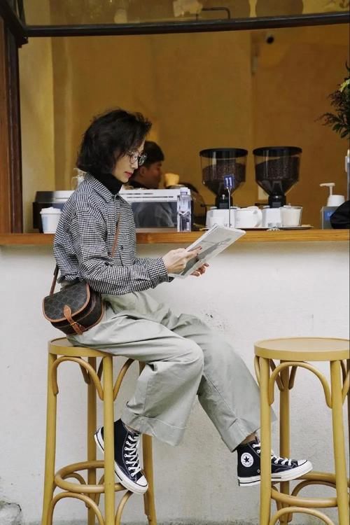 40岁以上的女人学“别人家的妈妈”穿搭,简约气质,减龄有品位!