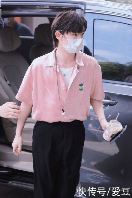 我们粉|210621 丁程鑫《快乐大本营》上班饭拍出炉 才不是小枣糕,我们粉着呢