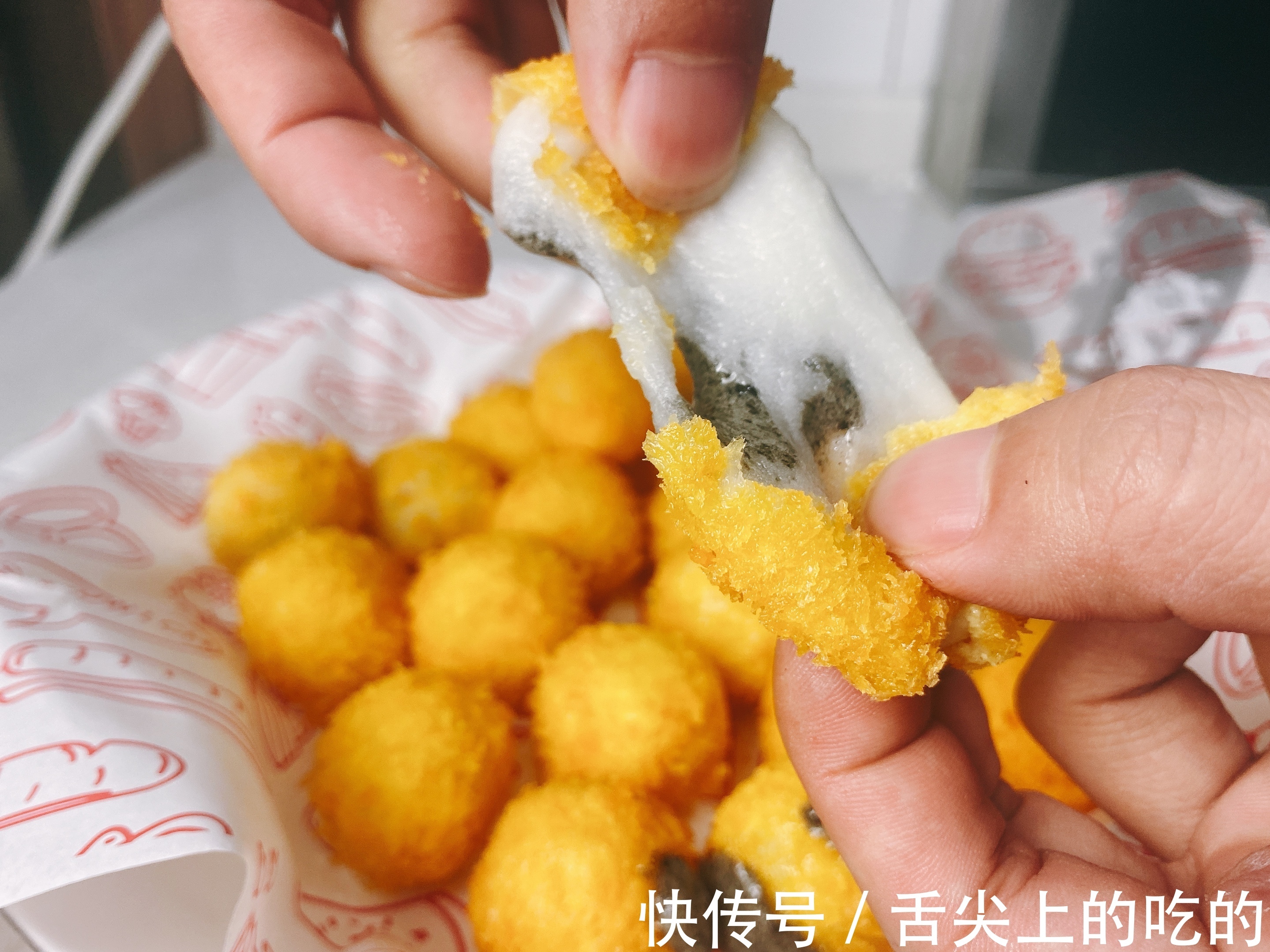 做油炸汤圆时,掌握2个技巧,汤圆不爆炸,外酥里糯,真好吃