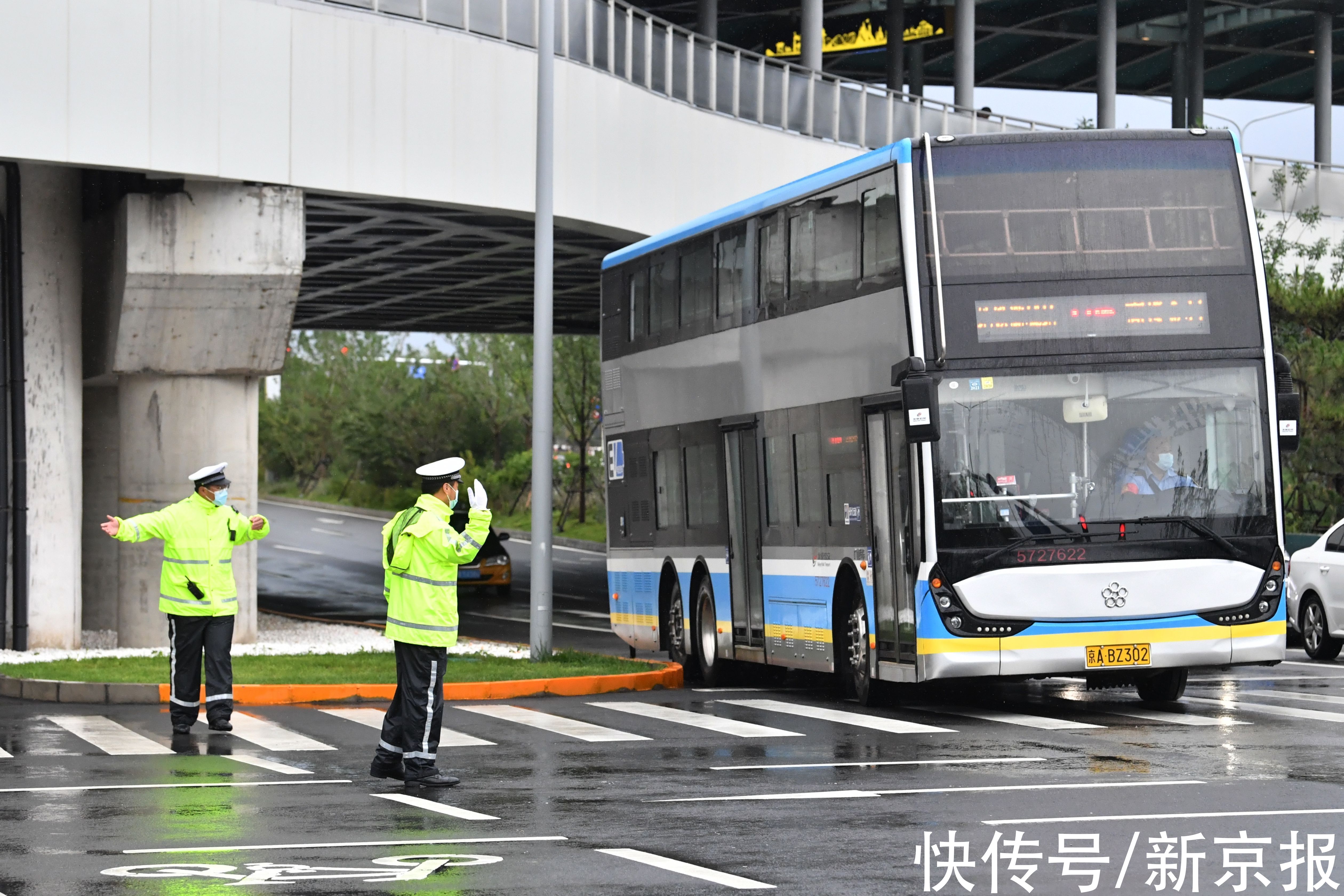 环球度假区|北京环球度假区开园首日：游客穿“巫师袍”、交警冒雨执勤