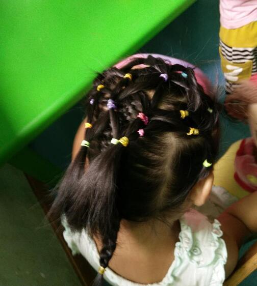 头发|妈妈给女儿扎的发辫每天不重样,让爸爸带一天,头发却变样了