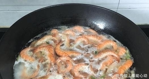 大虾|水煮虾时,有人放盐有人放醋,都不对,应该加点它,虾肉鲜嫩无腥味