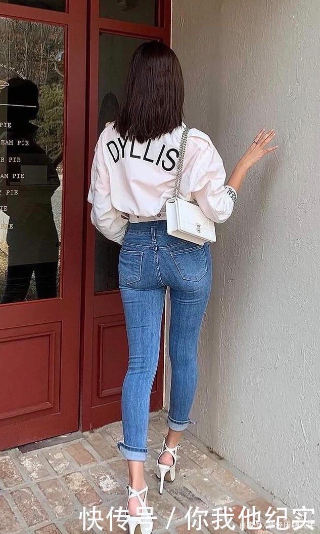 紧身牛仔裤的装扮,简洁时尚大方,更显女性的优雅气质