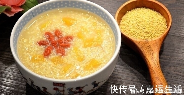 米油|熬小米粥，直接用清水熬是外行牢记4点，粥香浓黏稠，米油厚厚