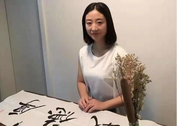 美女!90后美女被父亲打着去练字,欧楷牛气逼人专家这不是书法