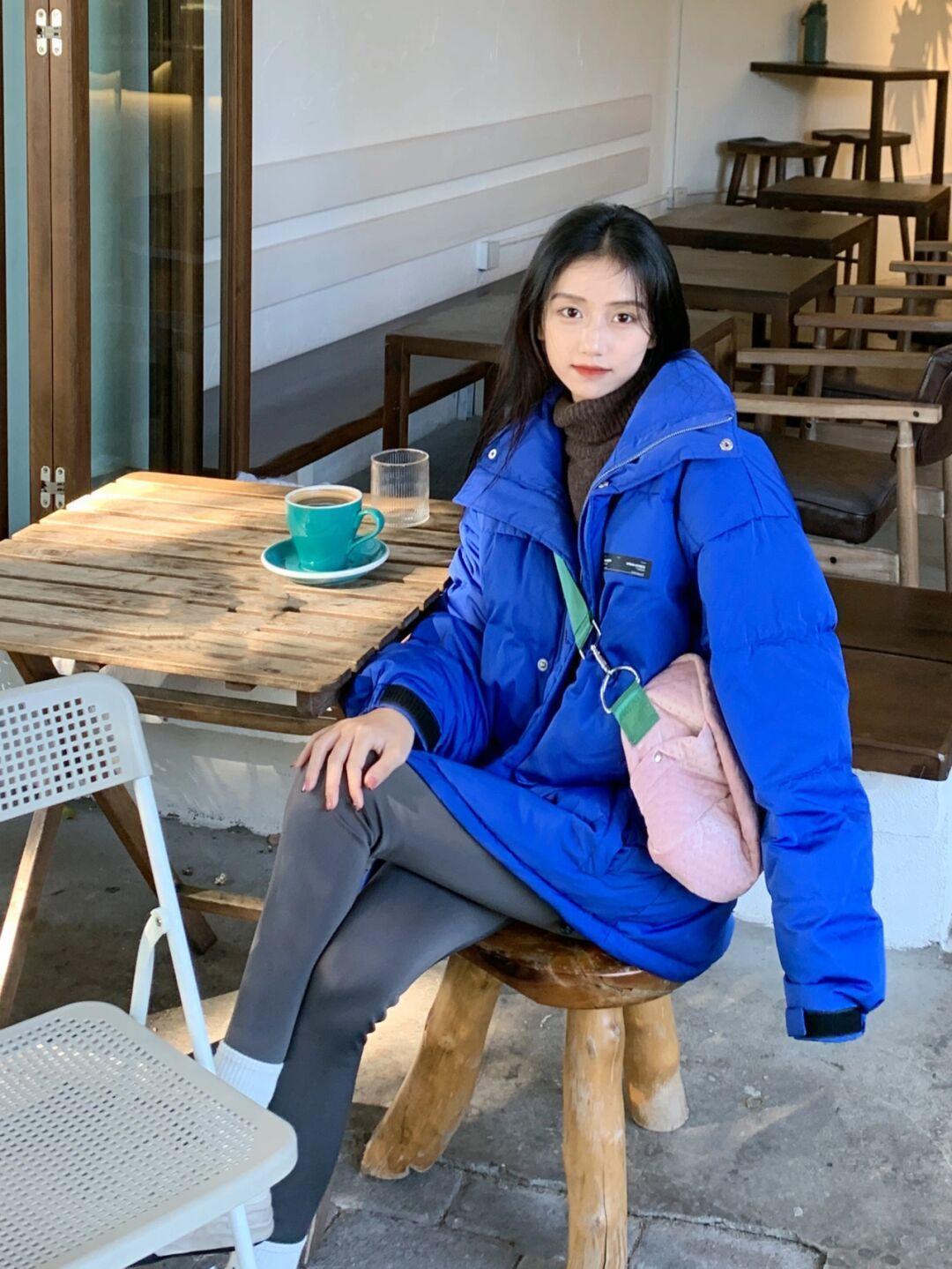 衬衫 一件简单的黑色大衣怎样穿出高级感?颜色搭配一定要选好,内搭绿色衬衫更时尚!