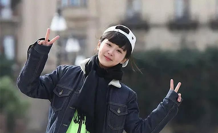 她是很多90后的"童年女神",因美貌迷倒释小龙,嫁给黑人后变化大