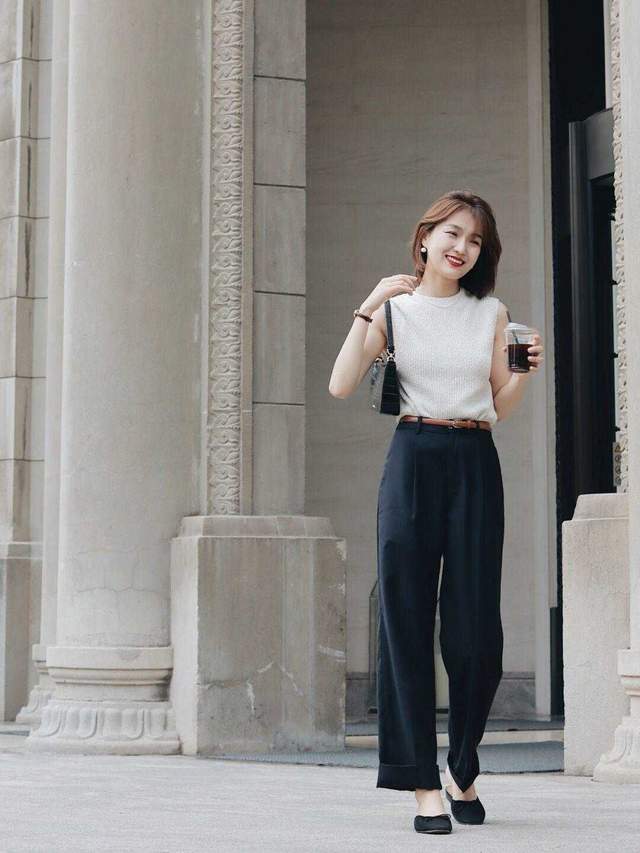 阔腿裤|中年女人怎么穿才洋气?大地色西服搭配白色阔腿裤,高级干练