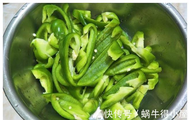 香气|青椒炒肉,先放青椒还是先放肉?按照大厨的做法,出锅香气扑鼻